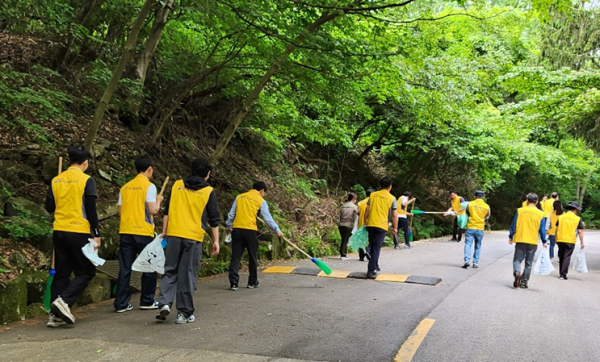 국가철도공단 호남본부 봉사단이 24일(수) 사회공헌 활동을 하고 있다.
