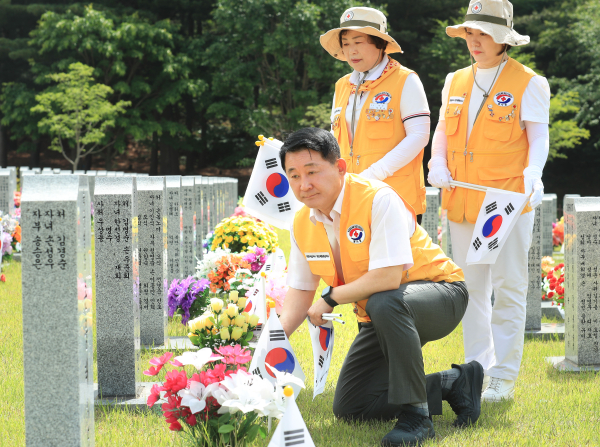 24일 국립대전현충원에서 열린 태극기 꽂기 봉사활동 장면