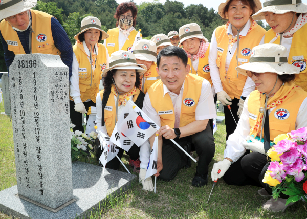 24일 국립대전현충원에서 열린 태극기 꽂기 봉사활동 장면