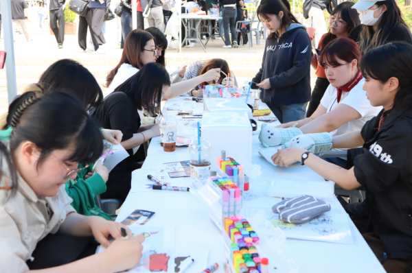 한밭대학교 2023 대동제 축제에서 키링딩동 부스에 참여한 학생들이 자기만의 키링을 만들고 있다.