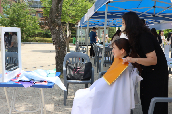 한밭대학교 2023 대동제 축제에서 한 학생이 대학일자리본부가 준비한 부스에 참여해 관계자로부터 퍼스널컬러 진단을 받고 있다.