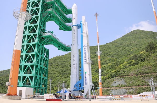3차 발사를 앞두고 기립한 누리호 / 한국항공우주연구원 제공