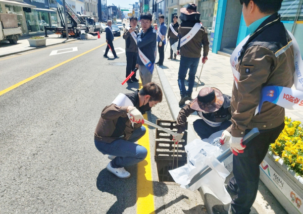 25일 이완섭 서산시장을 비롯한 관계자들이 솔빛공원, 중앙로, 서산동부전통시장, 서산공용버스터미널 일원에서 도로변 하수구 일제청소와 캠페인을 전개했다