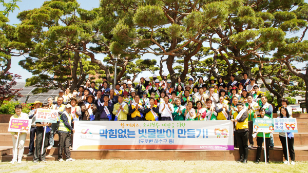 25일 이완섭 서산시장을 비롯한 관계자들이 솔빛공원, 중앙로, 서산동부전통시장, 서산공용버스터미널 일원에서 도로변 하수구 일제청소와 캠페인을 전개했다