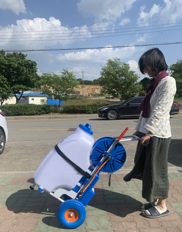 충전식 분무기 사용모습