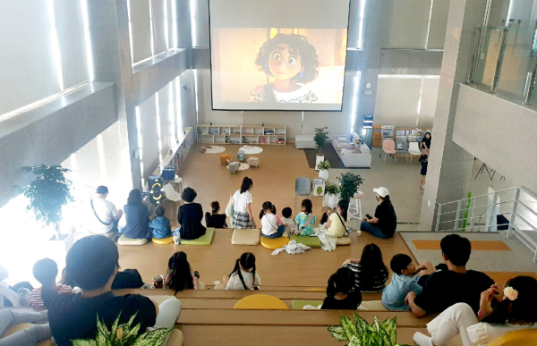 행복민원실 열린놀이방에서 영화 상영 사진