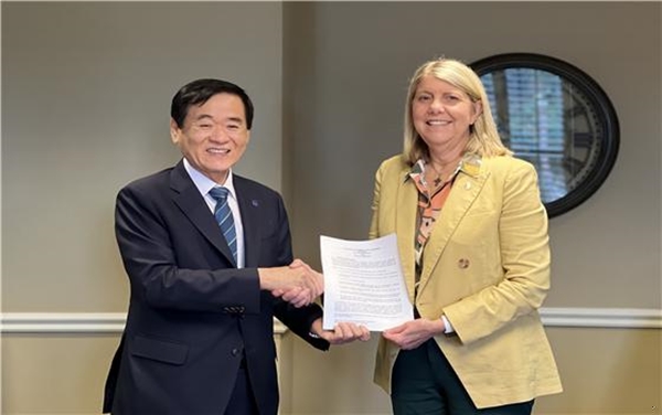 한남대 이광섭 총장이 베일러대학 리빙스턴 총장과 학생교환 협약을 체결하고 있다.