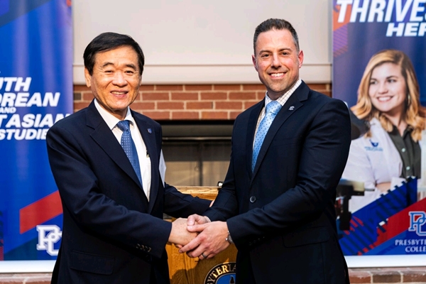 한남대 이광섭 총장과 미국 프레스비테리안대학 매튜 반덴버그 총장이 온라인 언어교육 협약을 체결하고 있다.