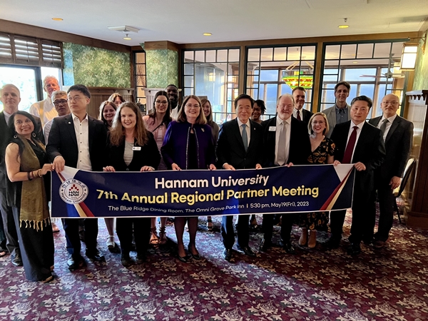 제7차 미국 자매대학 연례회의가 열려 한남대와 7개 미국 자매대학 총장 및 관계자들이 기념사진을 찍고 있다.