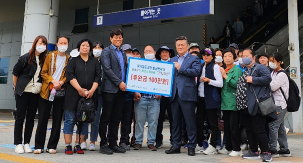 유성기 호남본부장(가운데 오른쪽)이 26일에 재가장애인들의 기차여행을 위한 후원금을 전달하고 기념촬영