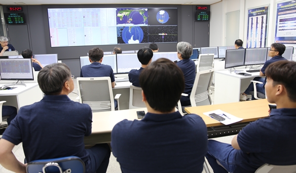 05_KAIST 지상국에서 위성 관제 중인 연구원