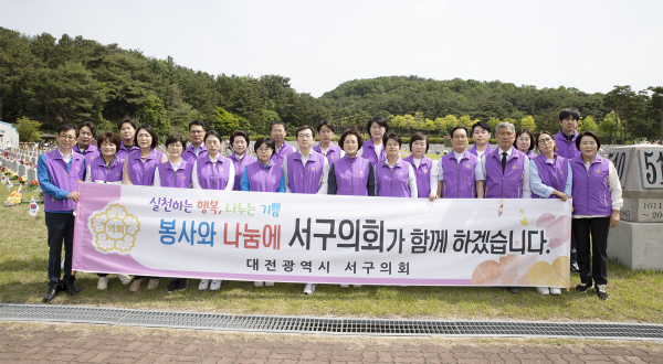 첫번째줄 왼쪽부터 박용준·신진미·최지연·신혜영·서다운·손도선 의원, 의회사무국장, 전명자 의장, 정현서·오세길·조규식·신현대·최병순 의원, 도시건설위원회·경제복지위원회 전문위원, 설재영·서지원·정인화·홍성영 의원, 행정자치위원회 전문위원, 최미자·정홍근·강정수·최규 의원