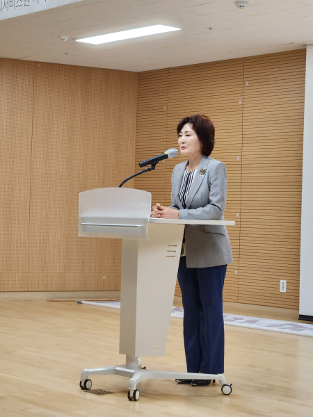‵청. 청. 해.(청년의 문제를 청년의 시각으로 해결해) ′정책 세미나에서 김명희 원장 인사말 모습