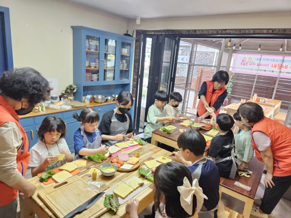 서구 내동 지사협 내동네 어린이 요리교실 장면
