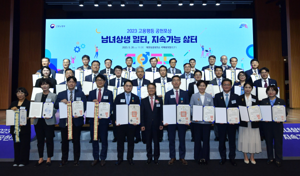 지난 26일 대한상공회의소에서 진행된 시상식에서 (좌) 골프존 최덕형 대표이사와 (우) 고용노동부 이정식 장관이 기념사진