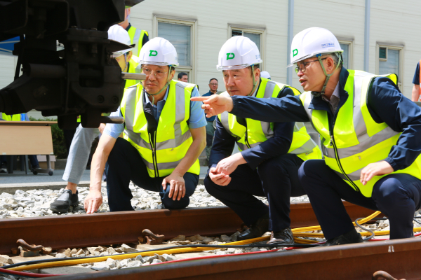대전교통공사 연규양 사장(사진 가운데)이 열차탈선 대비 비상 훈련 상황을 점검하고    있다. (사진 왼쪽부터 김남욱 노조위원장, 연규양 사장, 조종현 기술이사)