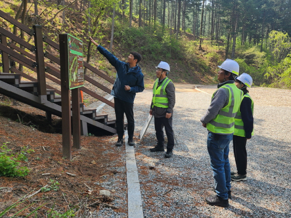 남태헌(좌측 두번째) 한국산림복지진흥원장이 국립춘천숲체원(강원 춘천시 신북읍)의 시설 내 숲길과 계곡부에서 여름철 풍수해 재난을 대비한 안전점검 실시