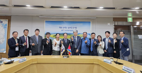 캄보디아 수자원기상부 차관 등은 한국농어촌공사 나주 본사 재난안전종합상황실 현장학습 후 기념 촬영을 하고있다.