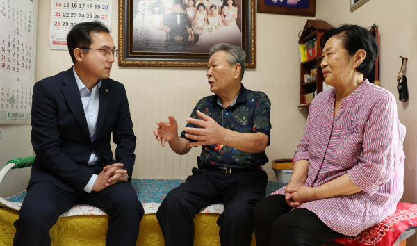 박희조 동구청장, 호국보훈의 달 맞아 보훈대상자 위문 모습