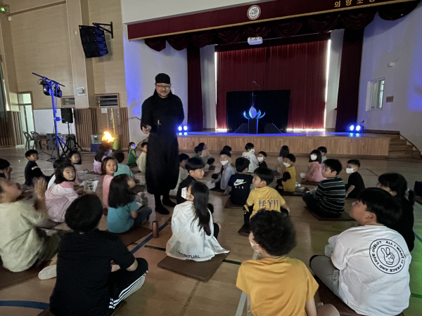 의랑초 학생들이 마리오네트(marionette) 공연을 관람하고 있다.