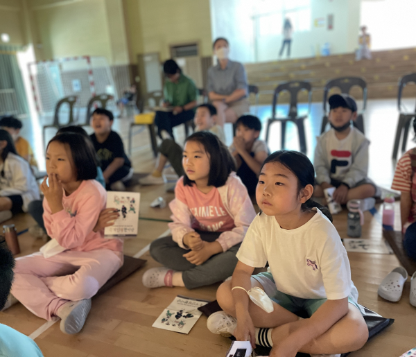 의랑초 학생들이 마리오네트(marionette) 공연을 관람하고 있다.