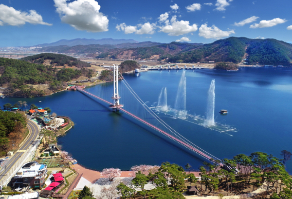 예당호 출렁다리와 음악분수 전경