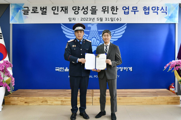 안홍필 KT&G장학재단 사무국장(오른쪽)이 경찰대학교 재학생 대표(왼쪽)에게 장학증서를 수여하는 모습