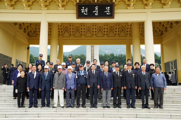 이완섭 서산시장이 국립대전현충원에서 보훈단체 회원들과 현충탑 참배 후 단체사진