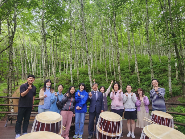 남태헌(가운데) 한국산림복지진흥원장이 1일 경북 김천시 증산면 국립김천치유의숲 자작나무숲에서 대한민국 해외긴급구호대(KDRT) 사무국인 한국국제협력단(KOICA) 현장 대응인력들과 두드림모듬북 프로그램 체험에 앞서 기념 촬영