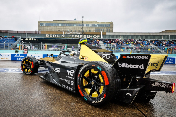 2023 사빅 베를린 E-PRIX에서 아이온(iON)을 장착하고 레이싱을 펼치는 포뮬러 E GEN3