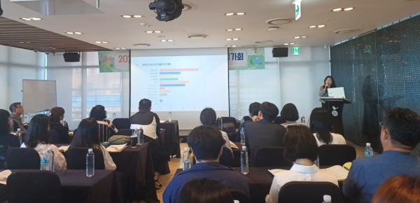 상반기 학교지원센터 추진평가를 하는 참석자들