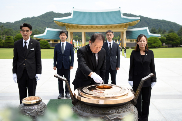 연규양 대전교통공사 사장이 국립대전현충원을 찾아 참배하고 있다