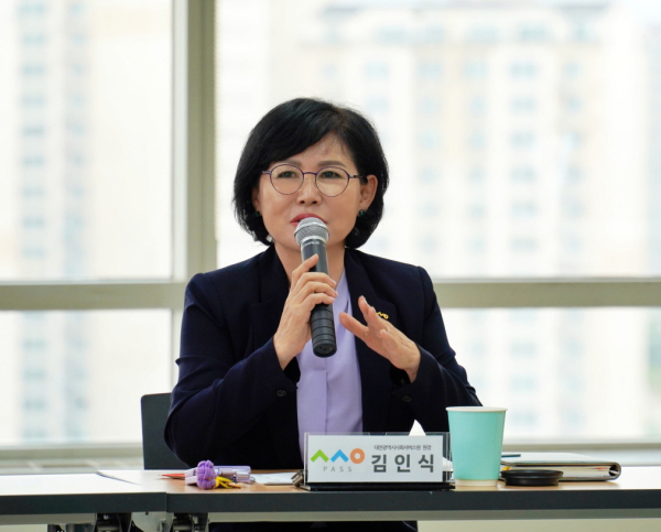 김인식 원장이 지난 1일 대전시사회서비스원은 초등돌봄 공백 해소를 위해 대전시다함께돌봄센터협의회와 초등 방과 후 돌봄 발전 방향에 대해 논의했다.