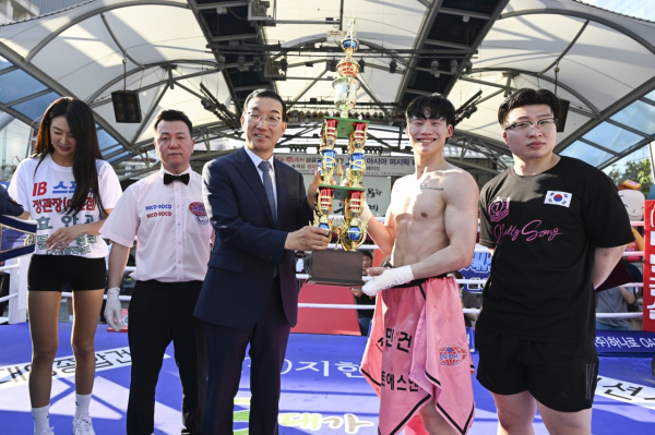 지난 3일 대흥동 우리들공원에서 제14회 대전효문화뿌리축제의 성공 기원 사전 행사로 열린 「WBF 아시아 퍼시픽 페더급 1차 방어전」 복싱 경기 모습
