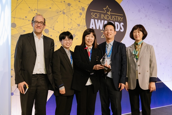 스몰셀포럼 산업대상을 수상한 ETRI 스몰셀 연구진(좌측부터 SCF 수상 심사위원 로베트로 콤파니, ETRI 김경숙 책임연구원, 나지현 실장, 유캐스트 전형준 연구소장, ETRI 오현주 책임연구원)