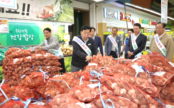 5일 농협 하나로마트 창동점에서 판촉 행사에 나선 가세로 군수 및 농협·향우회 관계자들 모습.