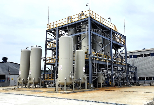 국화학연구원이 개발한 기술을 이전받아 이번에 완공된 연간 8000만톤의 합성가스를 생산할 수 있는 건식개질 플랜트(울산 (주)부흥산업사 공장)