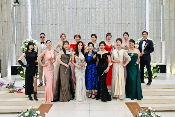 지난 5일 대전라도무스 아트센터에서 열린 목원대 미래창의평생교육원 희망 미래 시니어모델 스쿨 과정 패션쇼에서 수강생들이 드레스와 턱시도를 입고 기념촬영