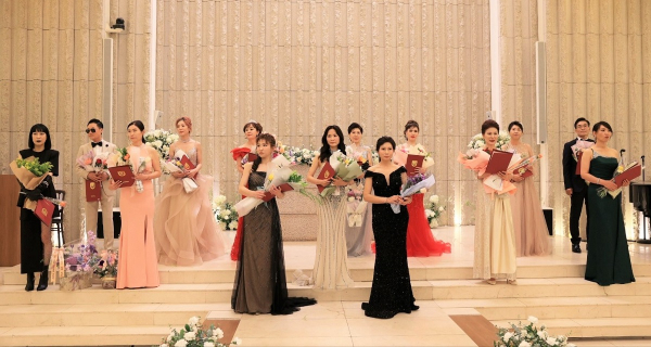 지난 5일 대전라도무스 아트센터에서 열린 목원대 미래창의평생교육원 희망 미래 시니어모델 스쿨 과정 패션쇼에서 수강생들이 드레스와 턱시도를 입고 기념촬영