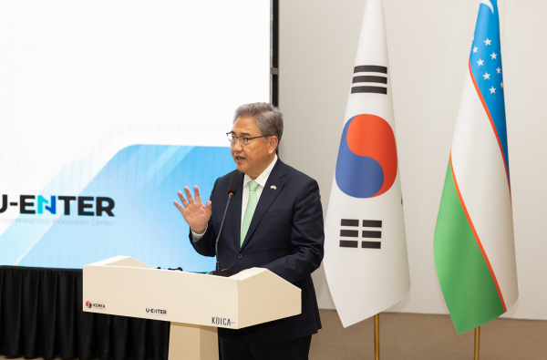 3일(현지시간) 우즈베키스탄 수도 타슈켄트에서 코이카가 개최한 스타트업지원센터(U-ENTER) 준공식에서 박진 외교부 장관이 축사를 하고 있다.