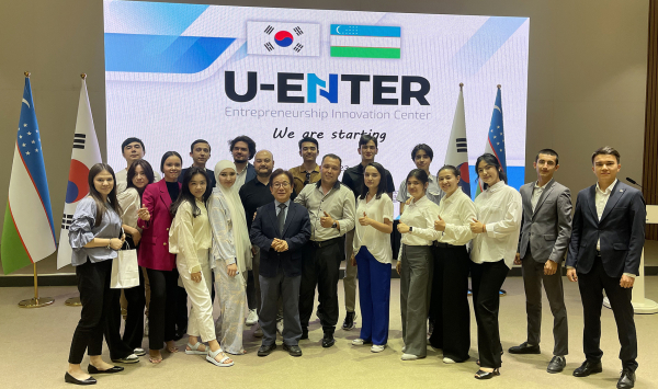 지난 3일(현지시간) 우즈베키스탄 수도 타슈켄트에서 코이카가 개최한 스타트업지원센터(U-ENTER) 준공식에서 사업 책임자인 서창수 교수와 주요 참석인사가 기념촬영을 하고 있다.