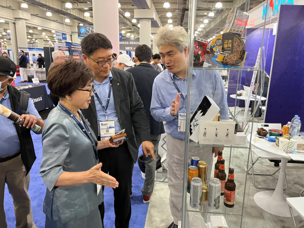 뉴욕 IFE 박람회장을 찾은 공사 이영애 상임감사
