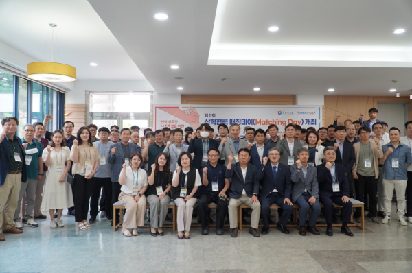 7일 교내에서 개최한 ‘제1회 산학협력 매칭데이’에서 한밭대 우승한 LINC 3.0 사업단장이 인사말을 하고 있다.