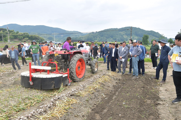 ‘마늘 기계수확 작업 시연회’ 개최