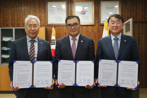 왼쪽부터 조도순 국립생태원장, 김기웅 서천군수, 최완현 국립해양생물자원관장