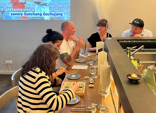 시연회에서 한식을 맛보는 독일 현지인들