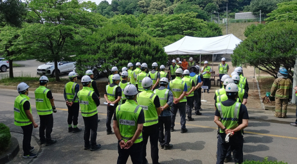 시설장비사무소 직원들이 비상대응 합동훈련을 8일에 실시하고 있다.