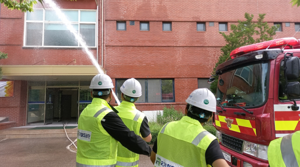 시설장비사무소 직원들이 화재진압 훈련을 8일에 시행하고 있다.