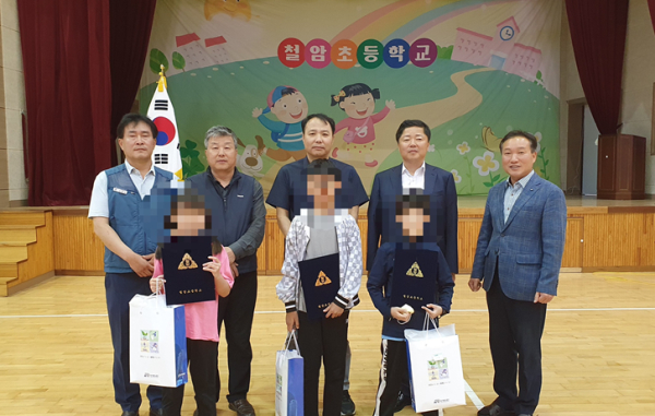 국가철도공단 강원본부가 9일 장학금 전달 행사를 마치고 기념촬영을 하고 있다.