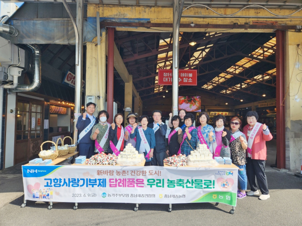 예산군 상설시장에서 고향사랑기부제 홍보 캠페인 진행 모습